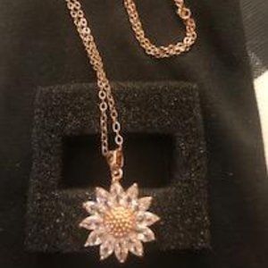 NEW Rose Gold Daisy Necklace